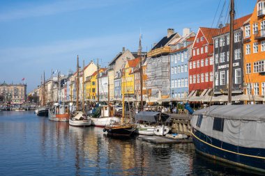 Kopenhag, Danimarka - Macrh 09, 2025: Nyhavn Habor 'da güneşli bir günün tadını çıkaran insanlar.
