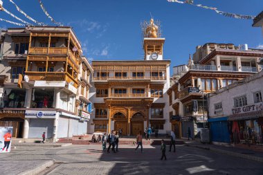 Leh, Hindistan - 12 Eylül 2024: Tarihi şehir merkezindeki Ana Pazar 'da Jama Mescidi.
