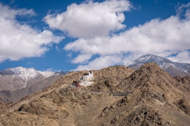 Leh, Hindistan - 13 Eylül 2024: Namgyal Tsemo Manastırı, Leh 'e tepeden bakan bir Budist manastırı