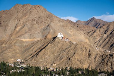 Leh, Hindistan - 13 Eylül 2024: Namgyal Tsemo Manastırı, Leh 'e tepeden bakan bir Budist manastırı
