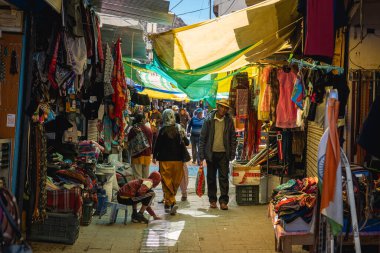 Leh, Hindistan - 12 Eylül 2024: Tarihi şehir merkezindeki Moti Market 'te insanlar