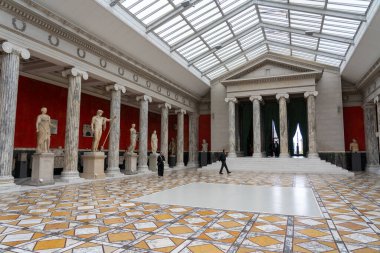 Kopenhag, Danimarka - 4 Mayıs 2025: İnsanlar Yeni Carlsberg Glyptotek 'in içindeki heykellere bakıyorlar.