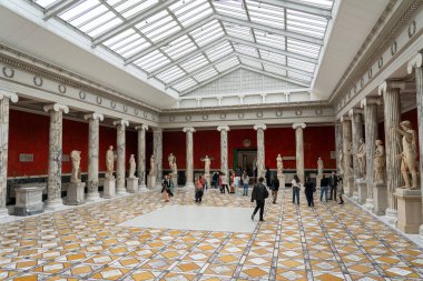 Kopenhag, Danimarka - 4 Mayıs 2025: İnsanlar Yeni Carlsberg Glyptotek 'in içindeki heykellere bakıyorlar.