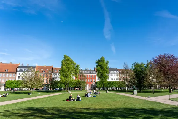 Kopenhag, Danimarka - 06 Mayıs 2025: Tarihi şehir merkezindeki Kings Garden 'da oturan ve dinlenen insanlar.