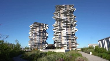 Kopenhag, Danimarka - 05 Mayıs 2025: Kaktüs Kulelerinin dışı, iki apartman kulesi.