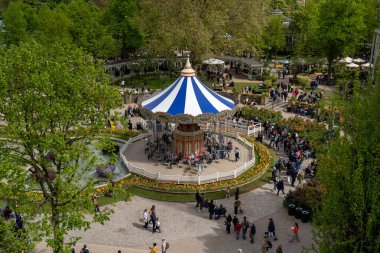 Kopenhag, Danimarka - 03 Mayıs 2025: Tivoli Bahçelerindeki Swing Atlıkarıncasını yüksek açılı görüş.