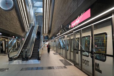 Kopenhag, Danimarka - 16 Mayıs 2025: Şehir Çemberi Hattı 'ndaki Nuuks Plads metro istasyonunun iç görünümü