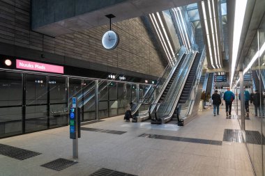 Kopenhag, Danimarka - 16 Mayıs 2025: Şehir Çemberi Hattı 'ndaki Nuuks Plads metro istasyonunun iç görünümü