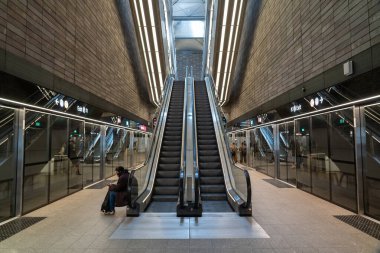 Kopenhag, Danimarka - 16 Mayıs 2025: Şehir Çemberi Hattı 'ndaki Nuuks Plads metro istasyonunun iç görünümü