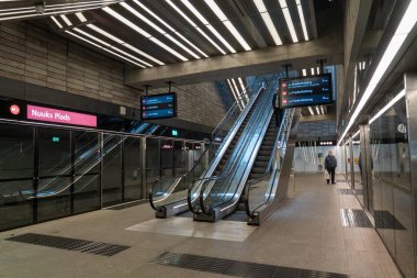 Kopenhag, Danimarka - 16 Mayıs 2025: Şehir Çemberi Hattı 'ndaki Nuuks Plads metro istasyonunun iç görünümü
