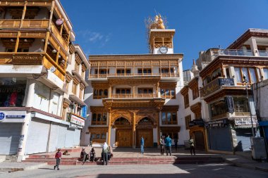Leh, Hindistan - 12 Eylül 2024: Tarihi şehir merkezindeki Ana Pazar 'da Jama Mescidi.