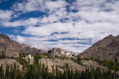 Likir, Hindistan - 20 Eylül 2024: Leh ilçesindeki bir Budist manastırı Likir Gompa 'nın dışı