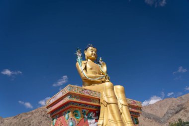 Likir, Hindistan - 20 Eylül 2024: Leh ilçesindeki bir Budist manastırı olan Likir Gompa 'daki altın Maitreya Buda heykeli