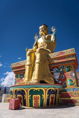 Likir, Hindistan - 20 Eylül 2024: Leh ilçesindeki bir Budist manastırı olan Likir Gompa 'daki altın Maitreya Buda heykeli