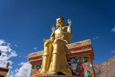 Likir, Hindistan - 20 Eylül 2024: Leh ilçesindeki bir Budist manastırı olan Likir Gompa 'daki altın Maitreya Buda heykeli