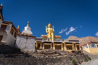 Likir, Hindistan - 20 Eylül 2024: Leh ilçesindeki bir Budist manastırı olan Likir Gompa 'daki altın Maitreya Buda heykeli