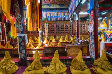 Likir, Hindistan - 20 Eylül 2024: Leh ilçesindeki bir Budist manastırı olan Likir Gompa 'daki ibadethanenin içinde