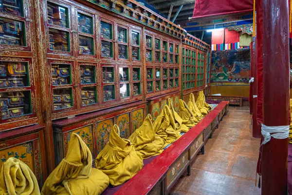 Likir, Hindistan - 20 Eylül 2024: Leh ilçesindeki bir Budist manastırı olan Likir Gompa 'daki ibadethanenin içinde