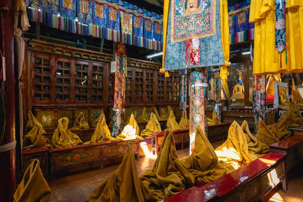 Likir, Hindistan - 20 Eylül 2024: Leh ilçesindeki bir Budist manastırı olan Likir Gompa 'daki ibadethanenin içinde
