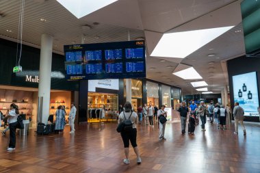 Kopenhag, Danimarka - 16 Temmuz 2023: Kopenhag Uluslararası Havalimanı Kastrup 'taki çekte bir grup insan