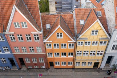 Kopenhag, Danimarka - 15 Ekim 2024: Tarihi şehir merkezindeki renkli konut binaları cephesi