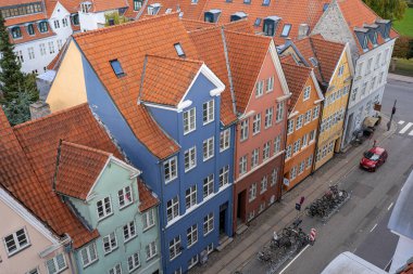 Kopenhag, Danimarka - 15 Ekim 2024: Tarihi şehir merkezindeki renkli konut binaları cephesi