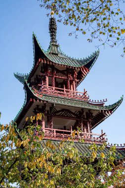 Kopenhag, Danimarka - 30 Ekim 2022: Tivoli Bahçeleri 'ndeki Japon Pagoda' nın dışı, şehir merkezinde bir lunapark..