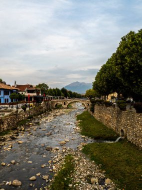 Prizren, Kosova - Kosova 'nın Prizren kentinde 8 Eylül 2021 Taş Köprüsü
