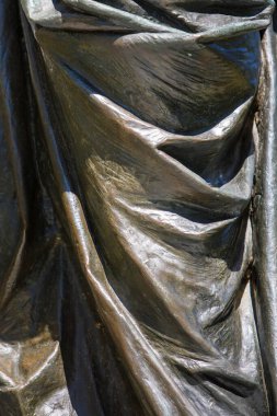 Güneş ışığı altında süzülen metal kumaşa yakın çekim