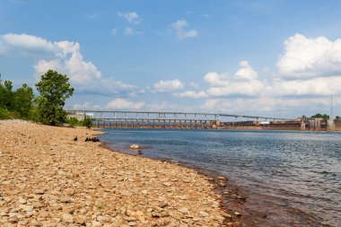 Tennessee nehrinin kıyısındaki Pickwick Landing hidroelektrik kilidi ve Tennessee nehri üzerindeki barajda Kara Akbabalar uyandı.