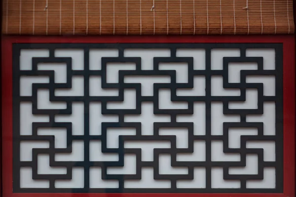 木の色合いの窓の中国のデザイン — ストック写真