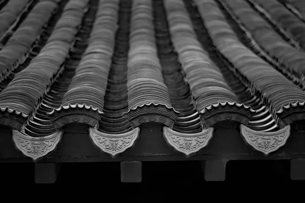 黒と白の中国の屋根のシングル — ストック写真