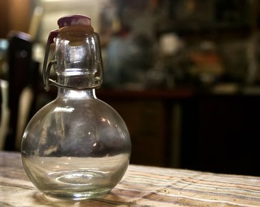 Atölyedeki paçavrada cam şişe.