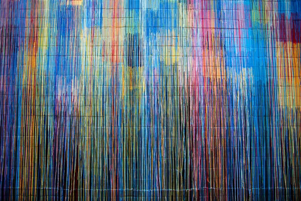 Liczne Kolorowe Krople Farby Spływają Ceglanej Ścianie — Zdjęcie stockowe