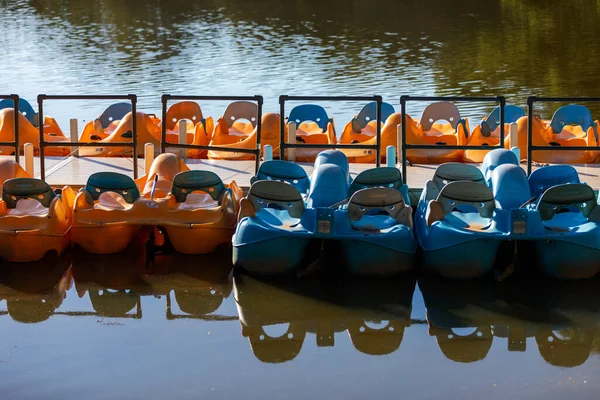 Des Pédalos Jaunes Bleues Flottant Dans Lac Parc Shelby Farms — Photo