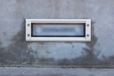 Beyaz çerçeveli, uyumlu bir merdiven lambası.