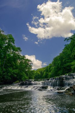 Tennessee 'deki Old Stone Fort State Arkeoloji Parkı' nda şelaleler 