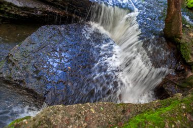 Tennessee 'deki Old Stone Fort State Arkeoloji Parkı' nda şelaleler 