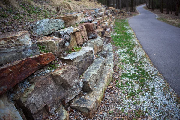 灰色石墙和岩石 — 图库照片