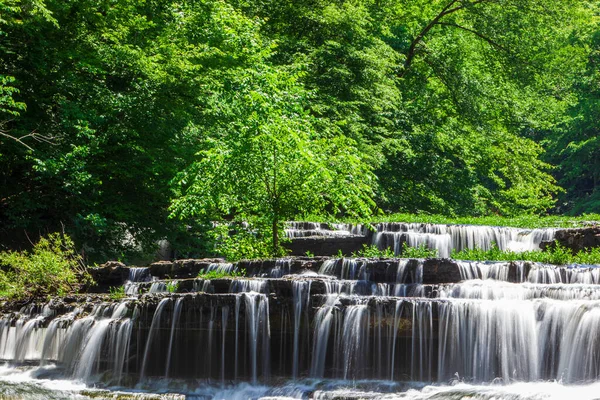 Tennessee 'deki Old Stone Fort State Arkeoloji Parkı' nda şelaleler 