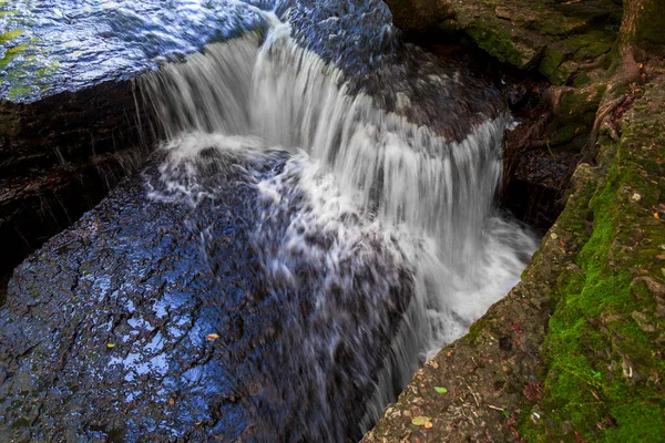 テネシー州のオールド ストーン フォート州立考古学公園の滝 — ストック写真