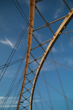 Arkansas nehri üzerinde uzanan Broadway Caddesi Köprüsü Little Rock, Arkansas şehir merkezinde gün doğumunda.