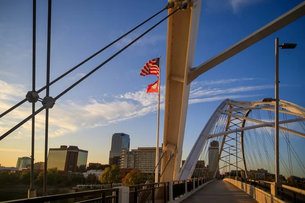 Bandeira Americana Estado Arkansas Voando Broadway Street Bridge Estendendo Sobre — Fotografia de Stock