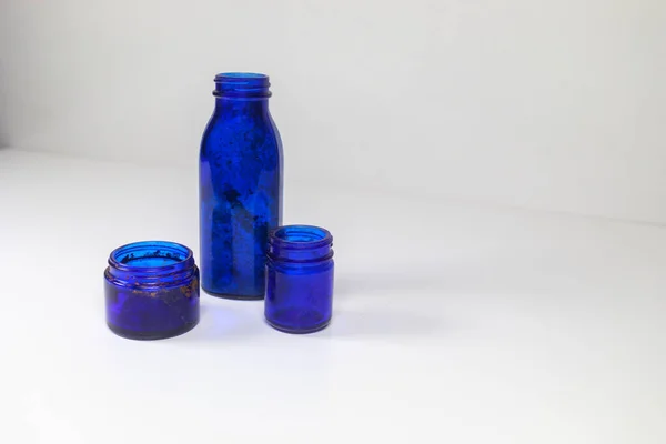 Garrafas Médicas Vidro Azul Vintage Envelhecido Patina Fundo Branco Cinza — Fotografia de Stock