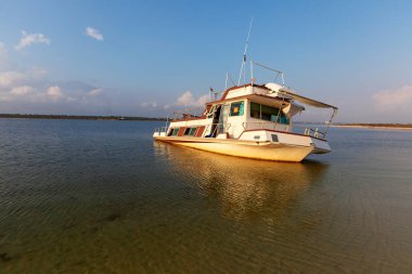 Florida, Big Lagoon Pensacola 'da terk edilmiş bir güç katamaran teknesi karaya oturmuş..