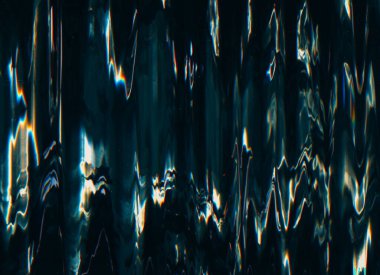 Arıza geçmişi. Gürültü dokusu. Bozulma şekli. Mavi sarı renkli sanat eserleri koyu siyah resimli soyut duvar kağıdına çizikler atıyor..