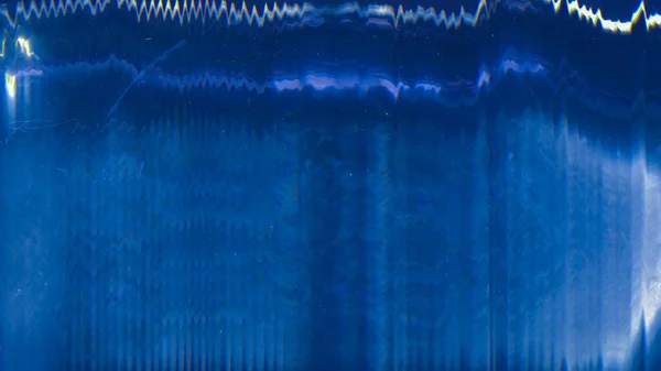 闪屏变形质感 模拟噪音覆盖 深黑色图解抽象横幅上的蓝色错误工件灰尘抓痕 — 图库照片