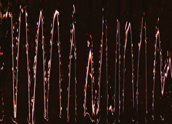 食感はグリッチ アナログ ノイズ 静的歪み ダークアートイラスト上の赤オレンジ色の黒い光る波のアーティファクト抽象的な背景 — ストック写真