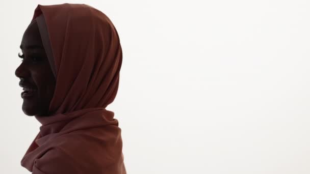 Східна Жінка Традиційний Вигляд Профіль Портрета Прекрасна Щаслива Пані Хіджабі — стокове відео
