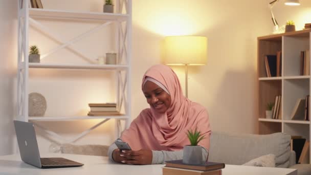 Comunicación Móvil Mujer Inspirada Amigos Virtuales Feliz Dama Hijab Escribir — Vídeos de Stock